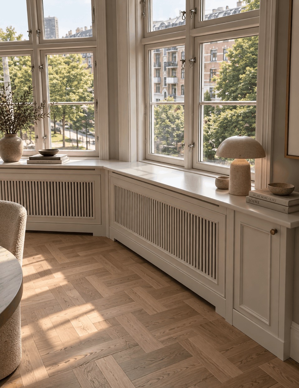 Radiatorskjuler på mål ved et klassisk byvindue