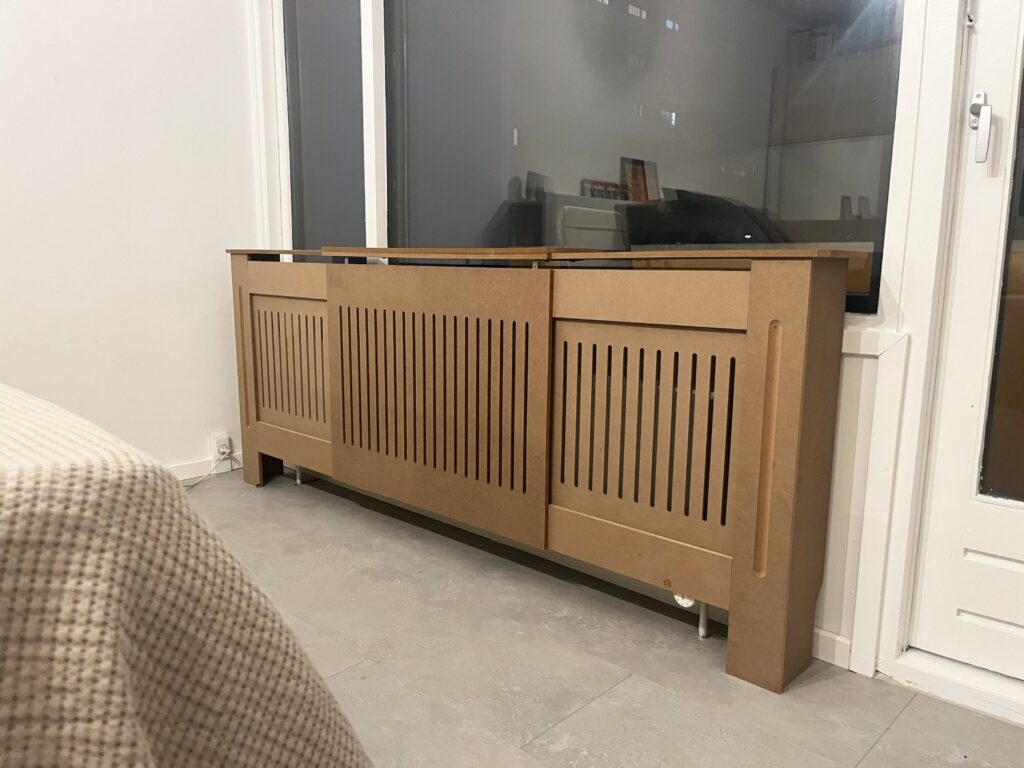 naturfarvet radiatorskjuler-træ radiatorskjuler-radiatorskjuler i træ-brun radiatorskjuler-radiator skjuler-radiatorskjulere-radiatorskjuler inspiration-radiatorskjuler farver-radiatorskjuler på mål-radiatorskjuler ideer-stor radiatorskjuler-lang radiatorskjuler